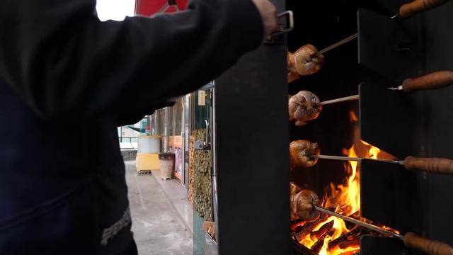 골뱅이 소면에 싸먹는 닭 장작구이와 콘치즈 한방 장작구이 / Korean corn cheese chicken firewood grilled with oak trees смотреть онлайн