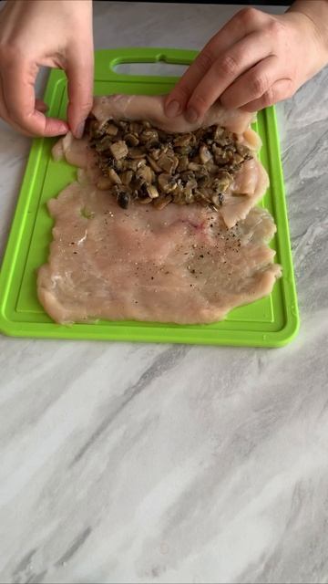 Куриный рулет с грибами. Полный рецепт есть в моих видео #готовимдома #вкусноипросто #foodvlog смотреть онлайн