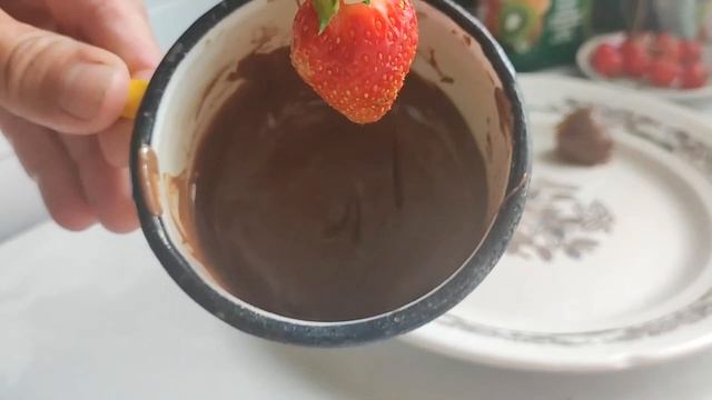 Приготовим вкусный десерт из клубники🍓 смотреть онлайн
