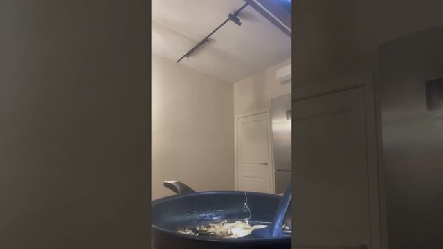 ГОТОВЛЮ КОРЕЙСКИЕ ГРИБЫ ЭНОКЕ (это просто жесть) смотреть онлайн