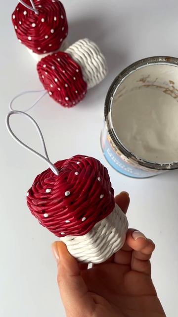 Как плести мухоморы, есть подробное видео в моем профиле. #плетеныймухомор #мухомор смотреть онлайн