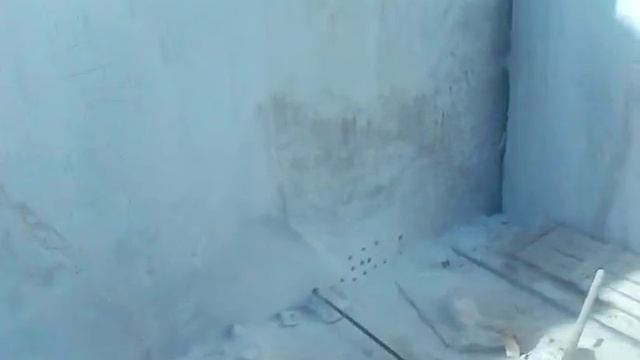 Процесс ручного горизонтального бурения мраморного монолита для распиловки.