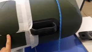 Клею рым ролик на ПВХ ЛОДКУ.  Ляплю рым ролік на ПВХ ЛОДКУ