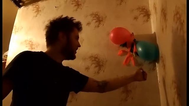 Роберт Дауни младший избавляется от старых обоев!!! смотреть онлайн