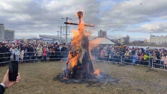 Für den Feiertag verbrannten sie eine Strohpuppe. смотреть онлайн
