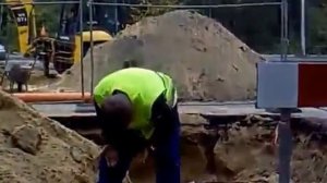 Мужик испугался змеи