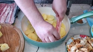 Супер картошечка на сковородке с беконом и грибами