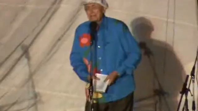 Евгений Евтушенко на Грушинском фестивале. Часть 1я. смотреть онлайн