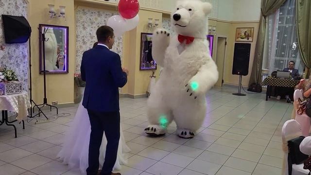 На свадьбе зажёг с молодыми.Продолжение в следующем видео