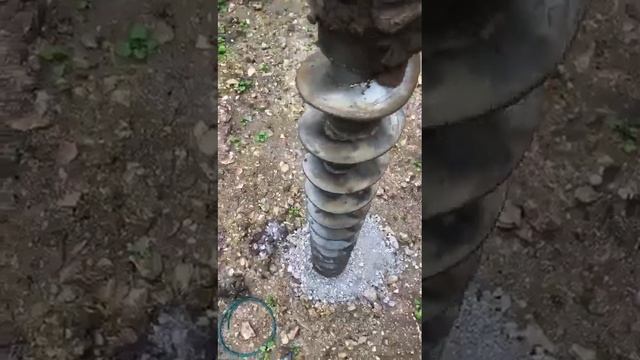 Шнек в работе: вертикальное бурение