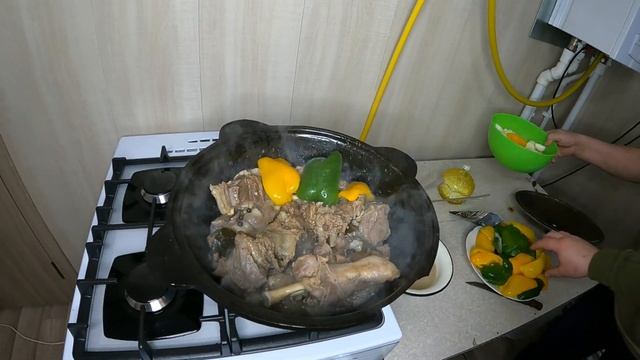 БАРАНИНА в КАЗАНЕ В СОБСТВЕННОМ СОКУ С БОЛГАРСКИМ ПЕРЦЕМ/МЯСО МОЖНО НЕ ЖЕВАТЬ смотреть онлайн