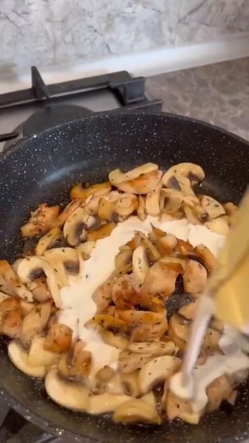 Паста пенне Альфредо с курицей и грибами 