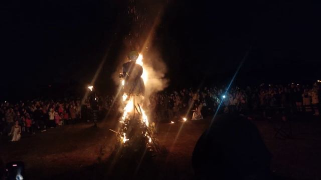Im Zentrum der Stadt wurde für den Feiertag eine Strohpuppe verbrannt. смотреть онлайн