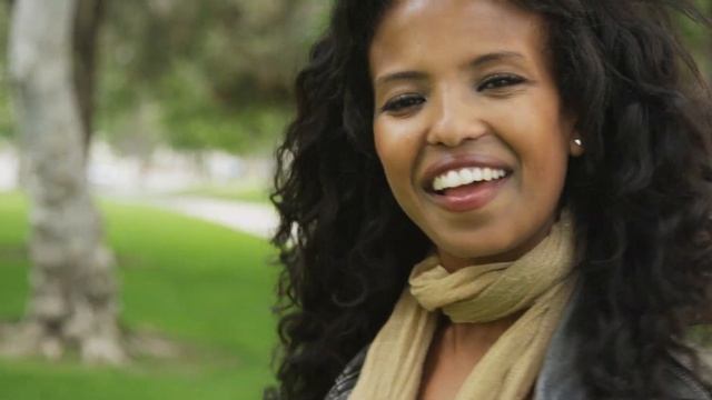 beautiful black woman smiling at camera 2022 02 08 22 46 27 utc смотреть онлайн