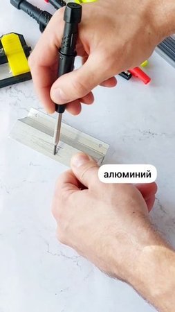 Карандаш строительный с колпачком и запасными стержнями.