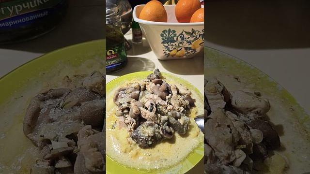 Ужин: бифстроганов с грибами и курицей и картофельное пюре на гарнир. смотреть онлайн