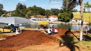 PULEI POR CIMA DE 10 PESSOAS COM A MOTO NA MEGA RAMPA