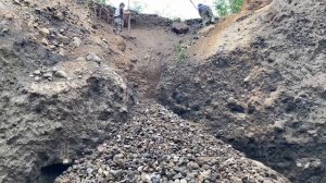 Строительство, шахтёры обрушили утёс с песком