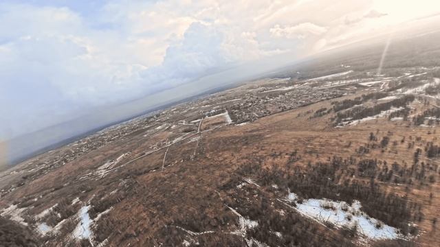 Полет в облаках над птицефабрикой у карьера.