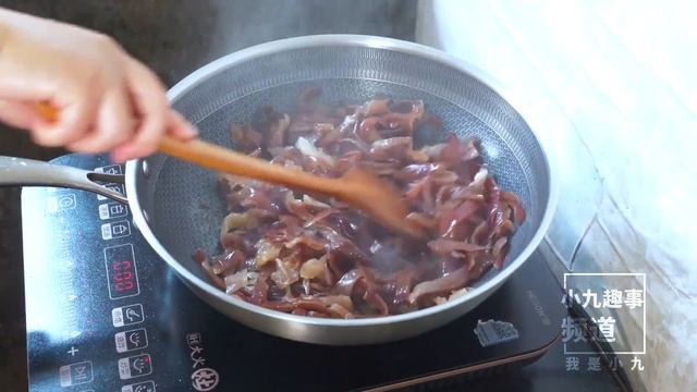 媳婦炒一盤木耳，煎蛋的時候粘鍋了，有點自責 смотреть онлайн