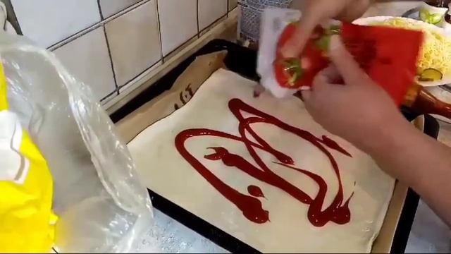 Вкусная пицца из слоёного теста. смотреть онлайн