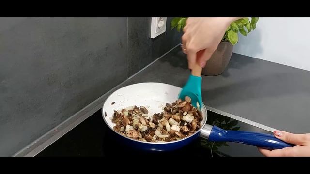 Соковита та ніжна запіканка з картоплі курячого філе та грибів