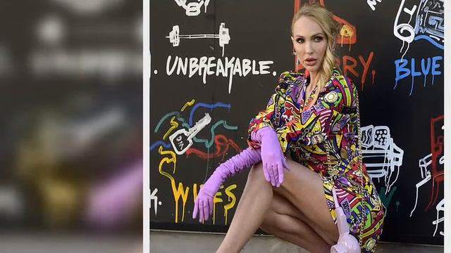 Christine Quinn commands attention in a leggy Moschino dress and pink gloves as she puts on a typic смотреть онлайн