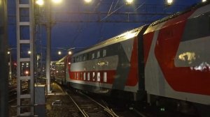 ЧС200 009 с поездом 005А Санкт-Петербург - Москва отправляется с Московского вокзала.