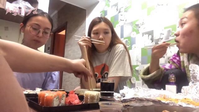 Асмр- болтовня от нашей семейки 😂 поедание 50 суши смотреть онлайн