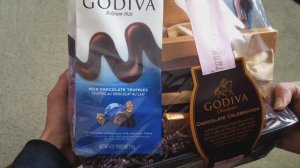 Unboxing Christmas GODIVA BELGIUM CHOCOLATE GIFT BASKET! 12 20 2017