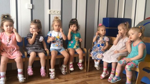 Читаем стихи Смотрел в окно кузнечик