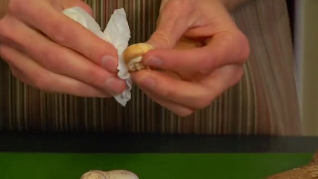 How to clean mushrooms video - Allrecipes.co.uk смотреть онлайн