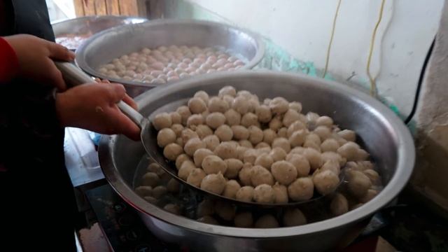 媳婦去加工肉丸子，一大袋有11斤，看看花了多少錢 | The whole process of processing meatballs! Country Life смотреть онлайн