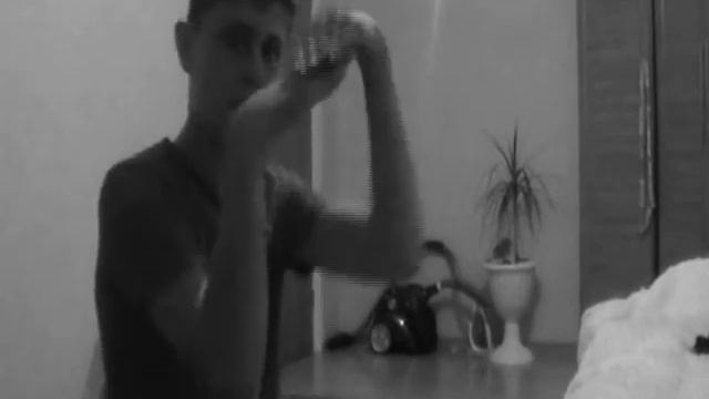 Парень неплохо Двигается... смотреть онлайн