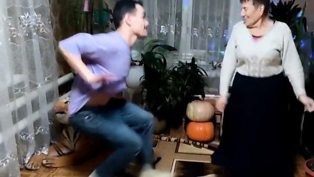 Бабуля танцует с внуком. смотреть онлайн