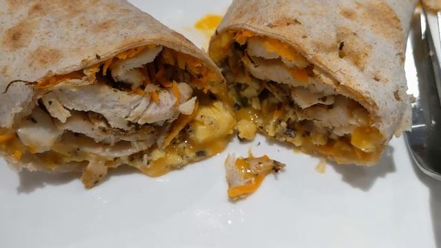 Starbucks Truffle Scrambled Egg, Chicken & Cheese Wrap | Egg Benedict Set at Coffee Bean & Tea Leaf смотреть онлайн