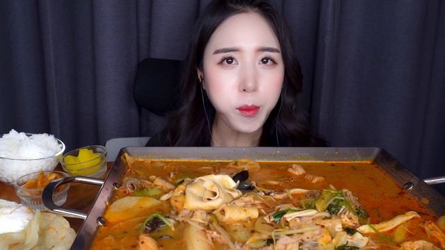 맵찔이의 첫 마라탕 먹방 ASMR MUKBANGㅣ분모자 중국당면에 토핑 잔뜩 추가 리얼사운드ㅣSPICY CHINESE FOOD MALATANG EATING SOUNDS смотреть онлайн