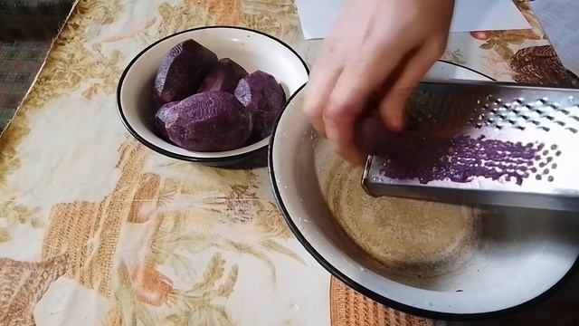 Деруни з оріховим смаком  Користь і як можна приготувати фіолетову картоплю