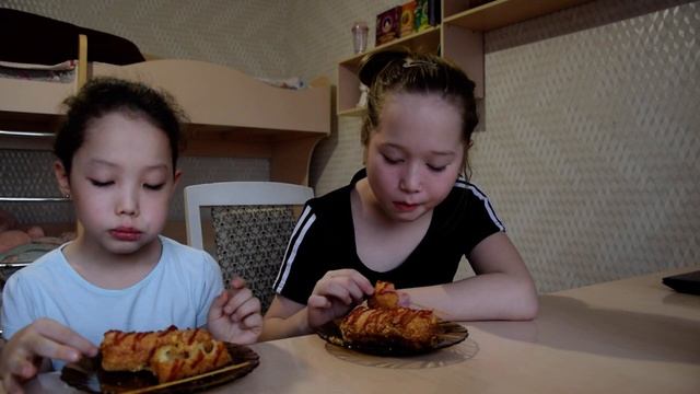 МУКБАНГ ПОКУШАЕМ ВМЕСТЕ КОРНДОГ!СОСИКА С СЫРОМ!