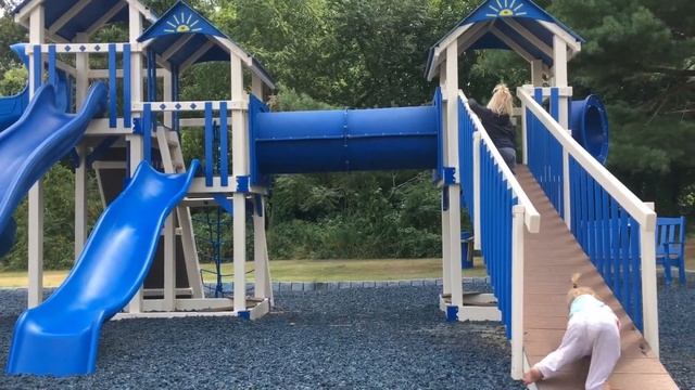 Sunny & Truffle Play at New Blue Playground смотреть онлайн