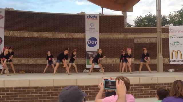 Sassy Sisters dance to "shake your tailfeathers/bird machine" at the Vidalia Onion Festiva смотреть онлайн