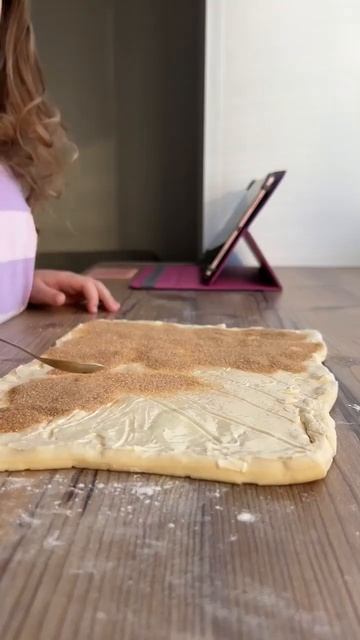 Готовим булочки с корицей #рецепт #быстрыйрецепт #булочкискорицей