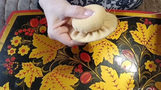 Соединение нижней части и тульи игольницы-шляпки смотреть онлайн