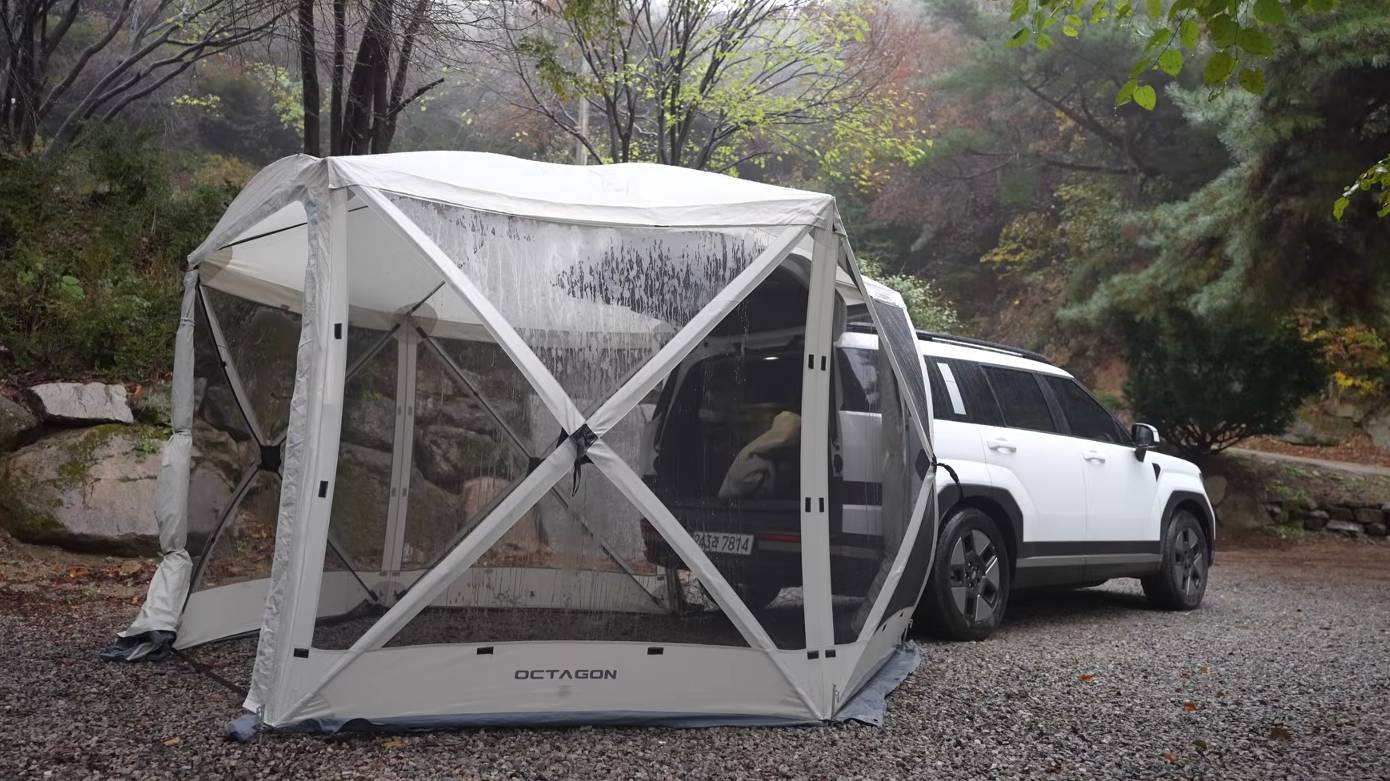 Палатка куб, прилепила к задней части авто, пасмурная погода смотреть онлайн
