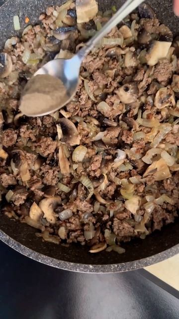 Макароны с фаршем и грибами 😋 #рецепт #shots #shortvideo #пастарецепт #макаронысфаршем #мясо #грибы смотреть онлайн