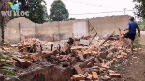 Молодая девушка с мужем ремонтирует старый дом - переделывают в кафе.