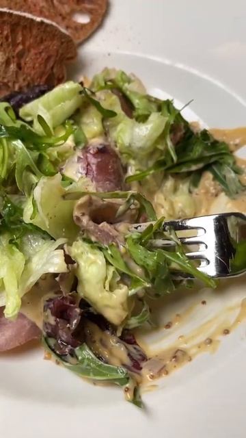 Салат из свежих овощей с базиликовой брынзой смотреть онлайн