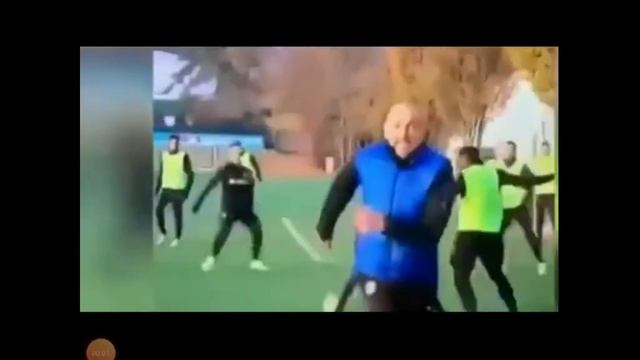 Negro leccatore de sperma vede makelele sull'altalena e lo incula