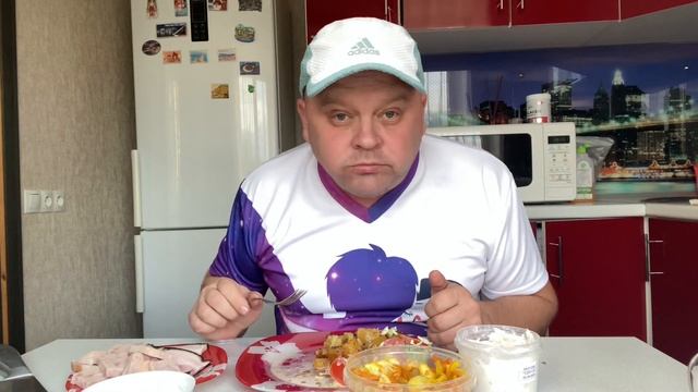 Вечерняя хрючка хрюшка 🐷 картошка 🥔 жареная кабачок капуста#мукбангроссия #mukbang