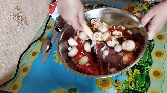 КУРЯЧА ПЕЧІНКА З ГРИБАМИ. СМАКОТА ПО ПРОСТОМУ РЕЦЕПТУ.